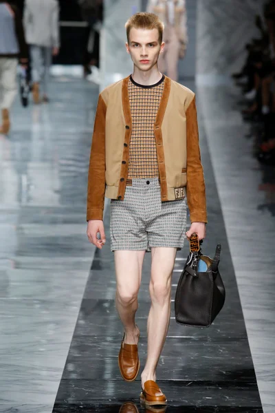 Look 18